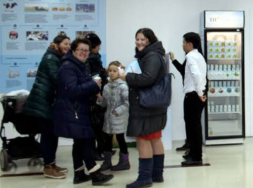 Gian hàng TH true MILK thu hút rất nhiều khách hàng Nga tới tham quan, mua sản phẩm. Ảnh: Điệp Anh, Hải Nam