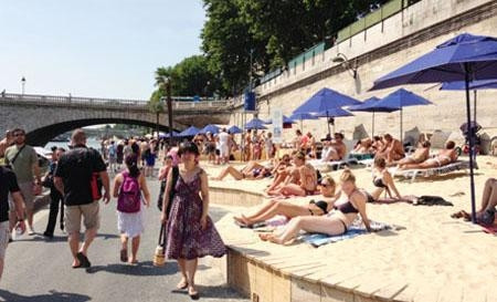 Phơi nắng giữa lòng Paris.