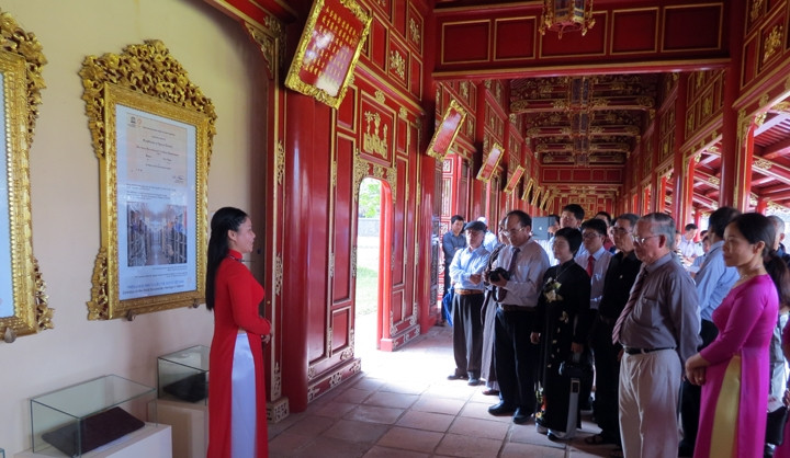 Khách du lịch tham quan điện Thái Hòa - nơi lưu giữ nhiều bài thơ văn trên các chi tiết kiến trúc.