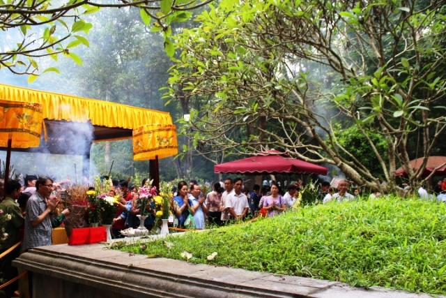 Nhân dân dâng hương tưởng nhớ Lê Thái Tổ.