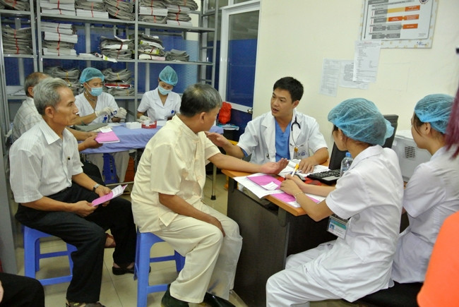 Khám, tư vấn sức khỏe cho người dân tại Bệnh viện Nội tiết Trung ương.