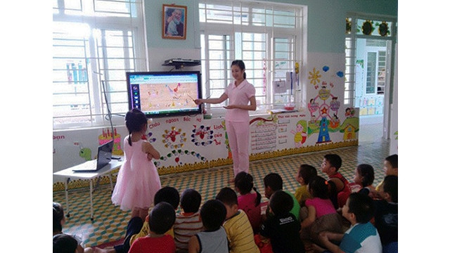 Giờ học ứng dụng công nghệ thông tin ở Trường mầm non 3-10 (Cao Bằng). Ảnh: QUỲNH TRANG