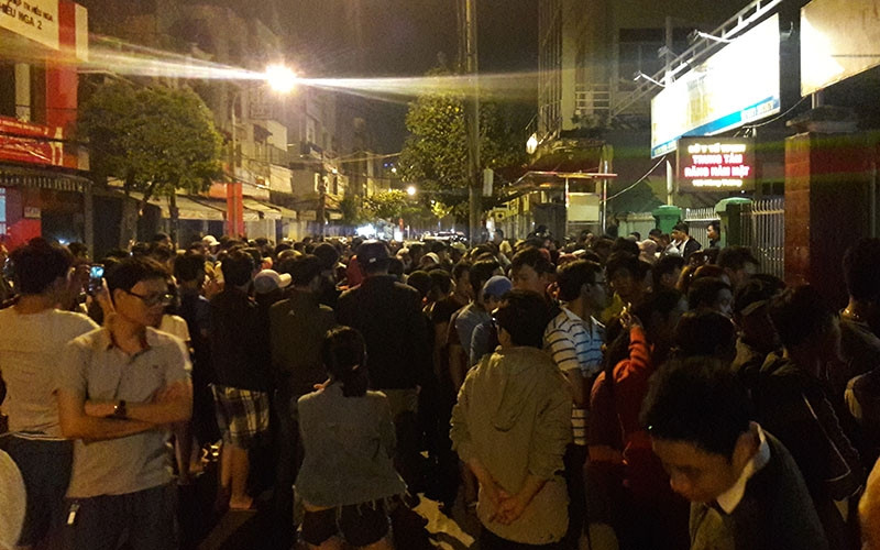 Từ 1 - 2 giờ sáng đã có rất đông người dân đã tập trung đến Trung tâm kiểm soát bệnh tật TP Đà Nẵng để chờ bấm số.