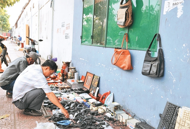 Người tiêu dùng chọn mua đồ lạc xoong trên lề đường hoàng Sa (quận 3).