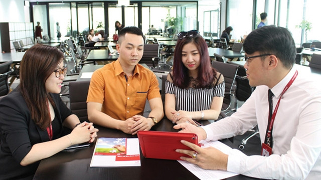 Nhân viên AIA Việt Nam tư vấn cho khách hàng về bảo hiểm nhân thọ.