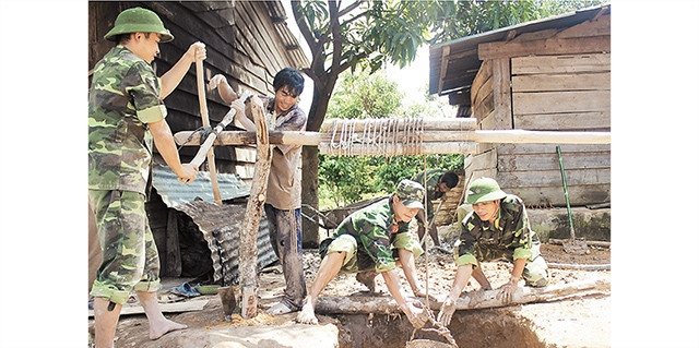 Bộ đội Quân khu 7 giúp đồng bào dân tộc thiểu số ở Bình Phước đào giếng lấy nước phục vụ sản xuất, sinh hoạt.