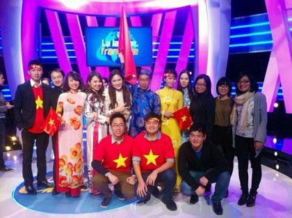 Các bạn sinh viên Việt Nam tới ủng hộ anh Nguyễn Văn. Ảnh: uevf