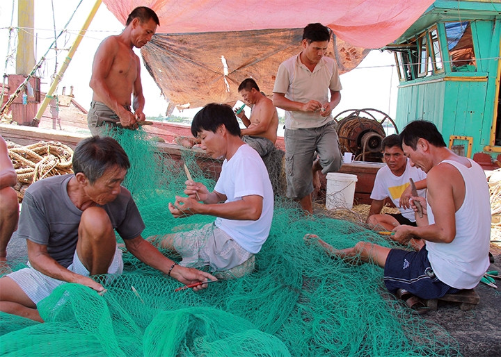 Ngư dân xã Xuân Hội, huyện Nghi Xuân (Hà Tĩnh) chuẩn bị ngư cụ ra khơi. Ảnh: Anh Tuấn