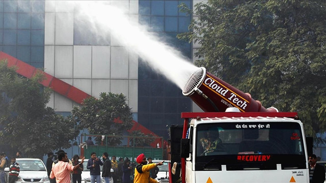 Thử nghiệm súng phun sương tại New Delhi. Ảnh: ANADOLU AGENCY