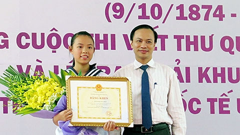 Em Phạm Phương Thảo nhận giải Khuyến khích quốc tế Cuộc thi viết thư quốc tế UPU lần thứ 43.