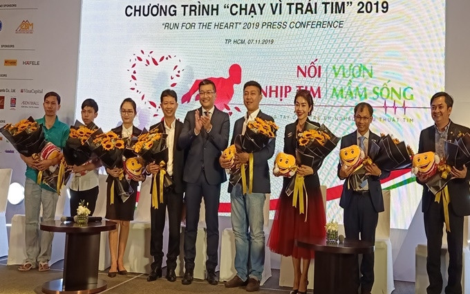 Nhiều doanh nghiệp, nghệ sĩ tham gia đồng hành cùng chương trình Chạy vì trái tim.