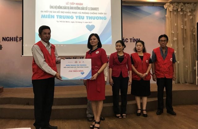 Lễ tiếp nhận 5,45 tỷ đồng của Hội Chữ thập đỏ 16 tỉnh, thành phố và doanh nghiệp ủng hộ đồng bào bị ảnh hưởng bão số 12 (bão Damrey).