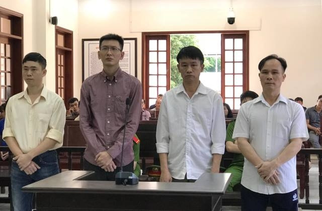 Bốn bị cáo tại tòa.