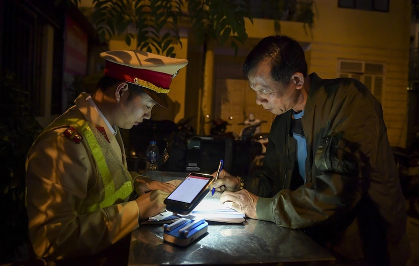 Cảnh sát giao thông xử lý vi phạm nồng độ cồn. (Ảnh: GIANG NGỌC)