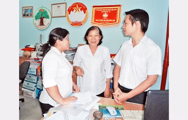 Các đảng viên người Hoa ở Ủy ban MTTQ phường 10, quận 5 (TP Hồ Chí Minh).