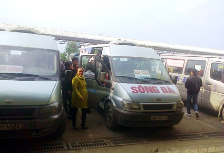 Những phụ xe chèo kéo khách lên xe.