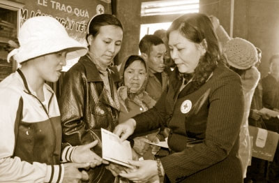 Thăm, trao quà Tết tặng người nghèo tỉnh Hải Dương. Ảnh: NGUYỄN THANH QUANG