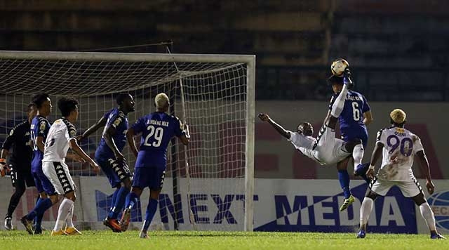 Chủ nhà Becamex Bình Dương có trận hòa quả cảm trước đối thủ mạnh hơn về mọi mặt Hà Nội để giành tấm vé vào chung kết.