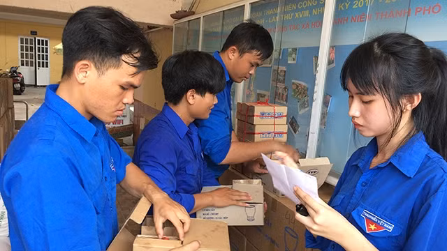 Các tình nguyện viên đang chuẩn bị nến để thắp sáng các nghĩa trang trong ngày lễ.