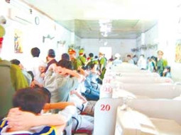 Lực lượng công an đột kích vào
cửa hàng net đồi trụy.