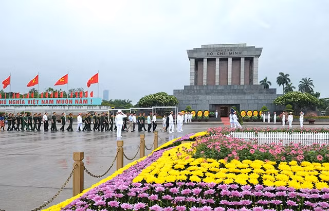 Muôn loài hoa cùng dòng người bên Lăng Chủ tịch Hồ Chí Minh.