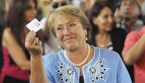 Bà Michelle Bachelet giơ cao lá phiếu của mình trong cuộc bầu cử Tổng thống Chile, tại Santiago, Chile, ngày 15-12-2013. (Ảnh: Reuters)
