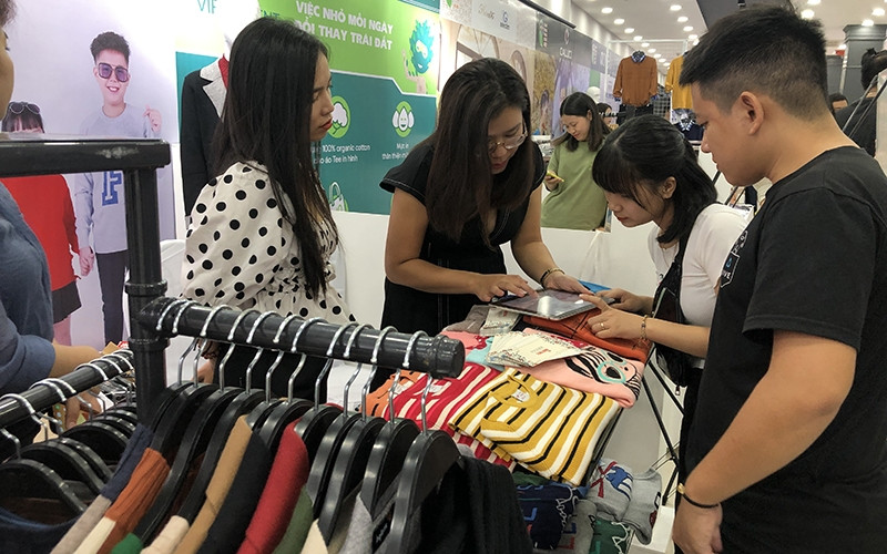 Các doanh nghiệp trong lĩnh vực dệt may giới thiệu sản phẩm đến các doanh nghiệp đối tác và người tiêu dùng Thủ đô.