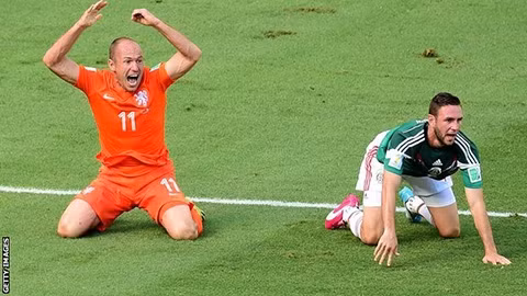 Robben (bên trái) trong một tình huống "ăn vạ" trong trận gặp Mexico. (ảnh: Getty Image)