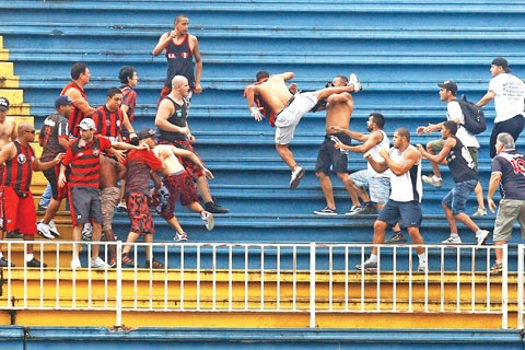 Bạo lực sân cỏ, nỗi lo thường trực ở Brazil.