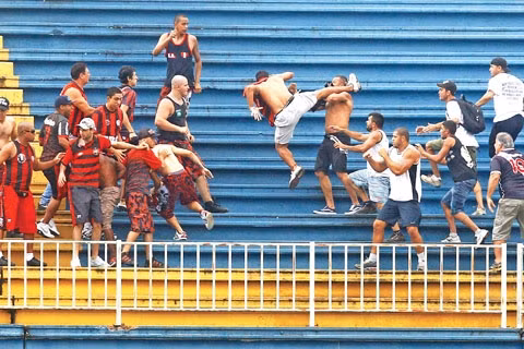 Bạo lực sân cỏ, nỗi lo thường trực ở Brazil.