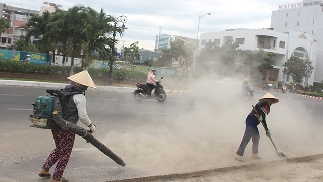 Việc dùng máy thổi bụi trên đường khiến nhiều người dân bức xúc.
