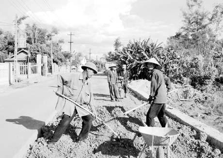 Nhân dân xã Tân Thủy làm đường giao thông nông thôn.