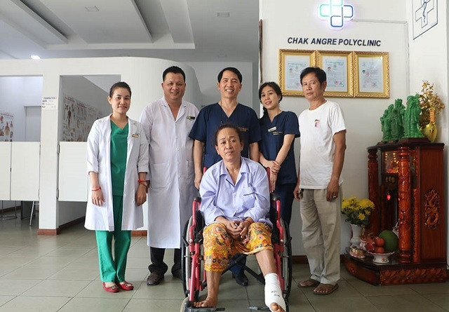 Vợ chồng bệnh nhân An Xi Nat cùng các bác sĩ đã chữa lành bàn chân bi hoại tử cho chị.