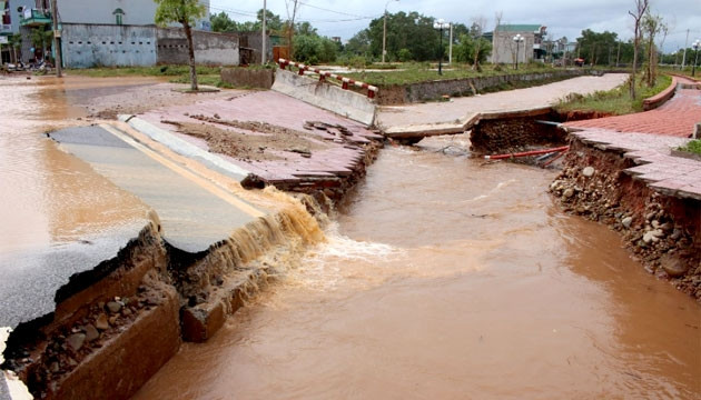 Sự cố vỡ đập phụ Long Châu Hà đã làm sụt lún một số tuyến đường trong thị trấn Đầm Hà.