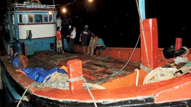 Tàu cá của ngư dân Đỗ Thành bị tàu Trung Quốc tấn công vào trưa ngày 26-11-2014.