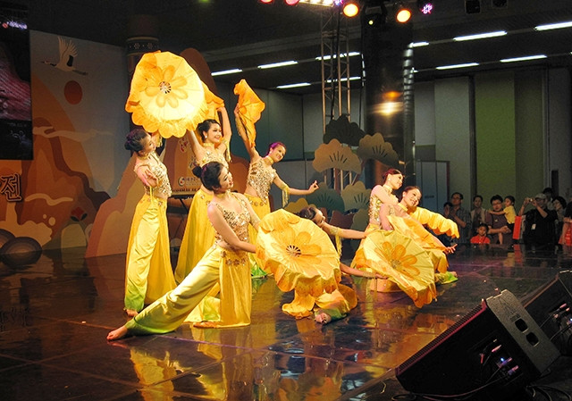 Tiết mục Lung linh Hồ Gươm do các nghệ sĩ Nhà hát Ca múa nhạc Việt Nam biểu diễn tại Hội chợ Quốc tế Văn hóa - Du lịch Hàn Quốc. Ảnh: Xuân Bình