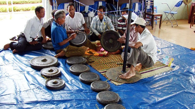 Già làng xã Trà Thủy, huyện Trà bồng dạy chỉnh chiêng cho lớp trẻ.