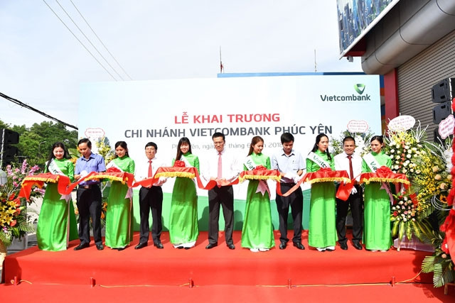 Các đại biểu cắt băng khai trương chi nhánh Vietcombank Phúc Yên.