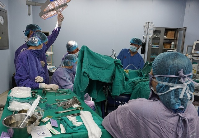 Các bác sĩ phẫu thuật cho bệnh nhân.