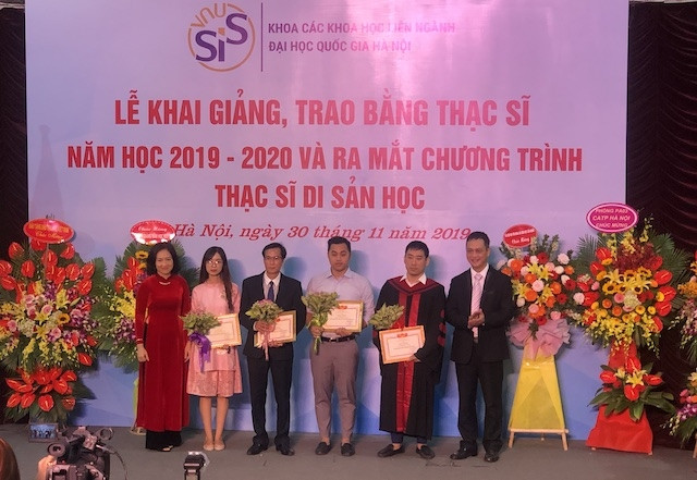 Khen thưởng các gương mặt tiêu biểu trong buổi lễ ra mắt chương trình Thạc sĩ Di sản học