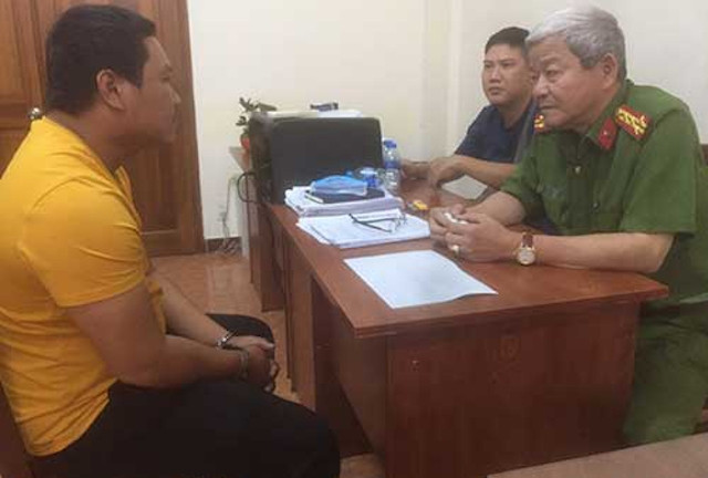Hung thủ Nguyễn Thanh Tâm (áo vàng) tại Cơ quan cảnh sát điều tra. (Ảnh: Công an Bình Thuận).