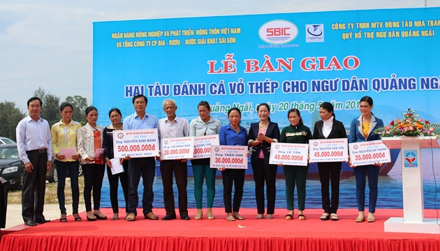 Quỹ hỗ trợ ngư dân Quảng Ngãi hỗ trợ cho các gia đình ngư dân bị nạn trên biển đầu năm 2015.