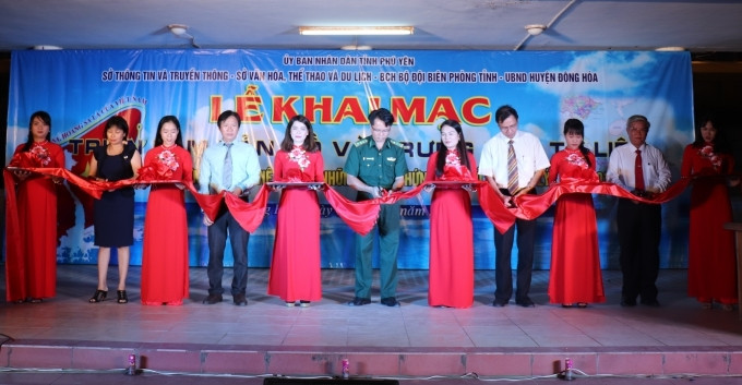 Các đại biểu cắt băng khai mạc buổi triển lãm.