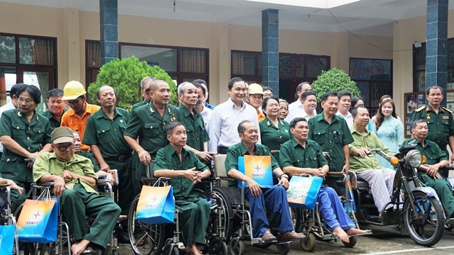 Ông Nguyễn Văn Hợp-Chủ tịch HĐTV EVNSPC (áo trắng, hàng trên) thăm và tặng quà các thương bệnh binh tại Trung tâm Điều dưỡng thương binh và người có công Long Đất, thị trấn Long Hải, huyện Long Điền, 