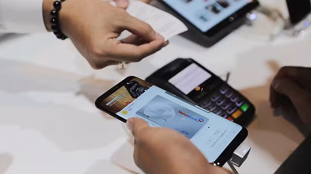 Quẹt điện thoại trả tiền