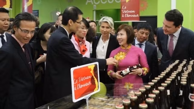 Thứ trưởng Hồ Thị Kim Thoa thăm các gian hàng bày bán sản phẩm Việt Nam trong siêu thị Casino ở TP Lyon.