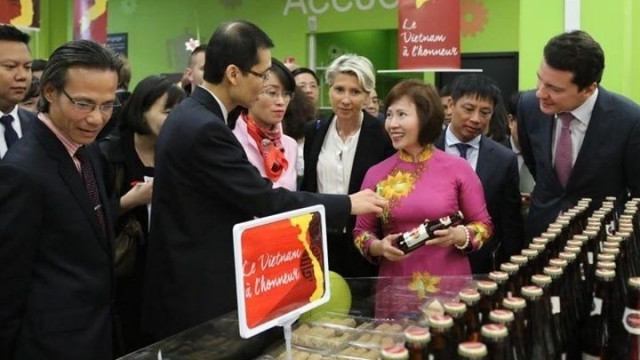 Thứ trưởng Hồ Thị Kim Thoa thăm các gian hàng bày bán sản phẩm Việt Nam trong siêu thị Casino ở TP Lyon.