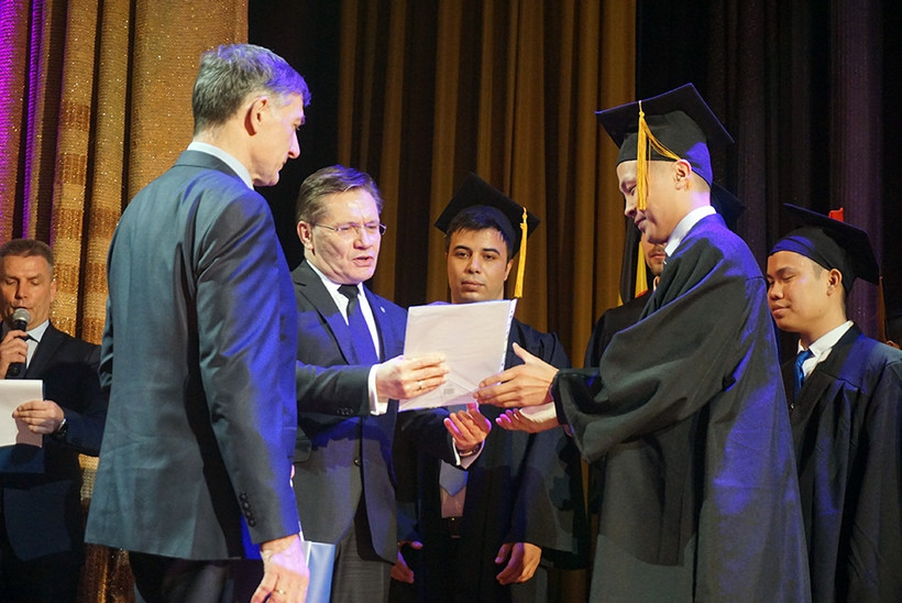 Tổng Giám đốc ROSATOM Alexey Likhachev trao bằng tốt nghiệp cho sinh viên Việt Nam.