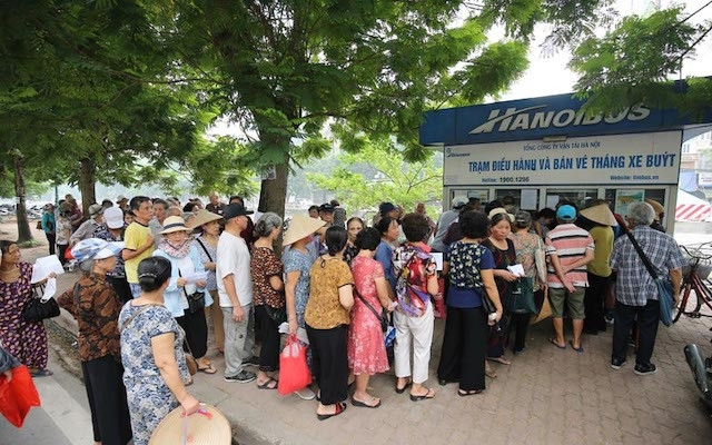 Người cao tuổi xếp hàng nộp hồ sơ đăng ký cấp thẻ xe buýt miễn phí. (Ảnh: GIANG NGỌC)