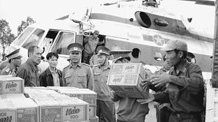 Cán bộ, chiến sĩ Sư đoàn 304 chuyển hàng
cứu trợ đến đồng bào vùng lũ lụt